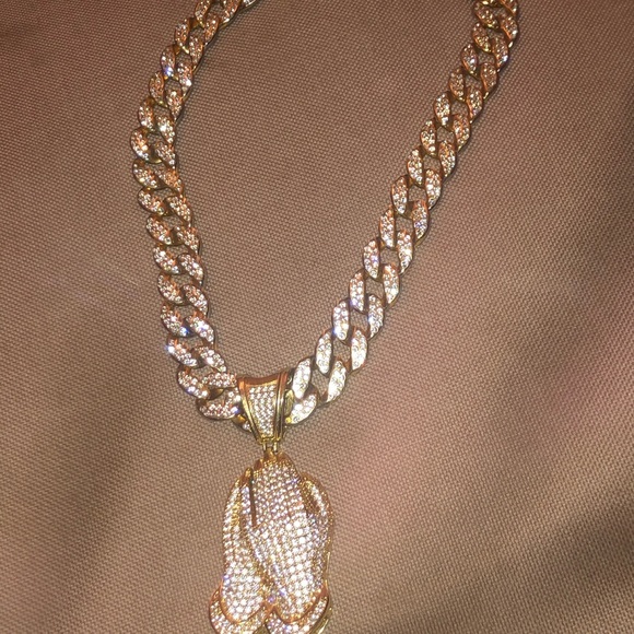 Gold 18” cuban link with praying hand pendant. - Picture 3 of 3